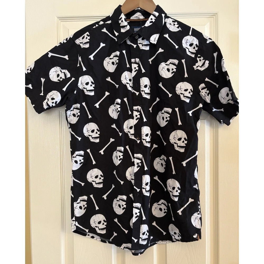 Monument Halloween Shirt Mens L B&W Skull & Bones Button Up Short Sleeve. NWT